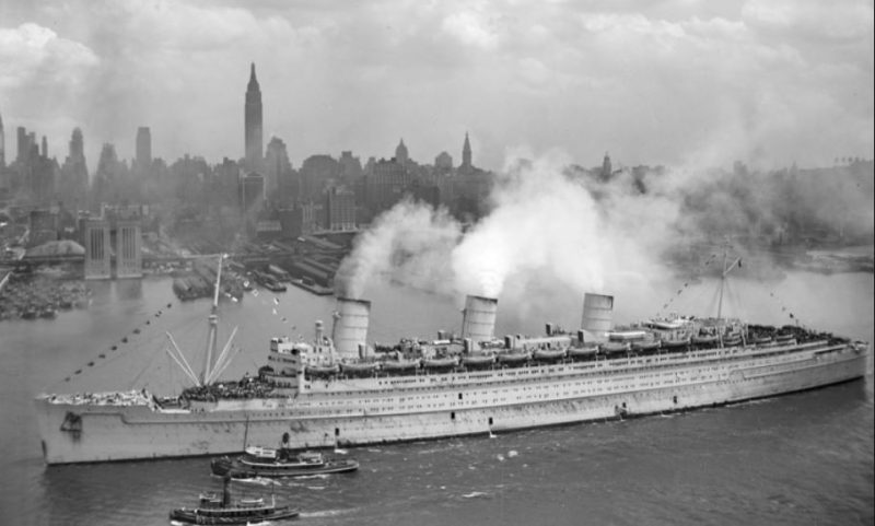 La Queen Mary torna in porto alla fine della Seconda Guerra Mondiale