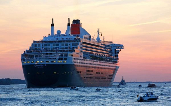 Il transatlantico di lusso Queen Mary 2 al tramonto