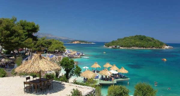 La spiaggia di Ksamil a Saranda Albania