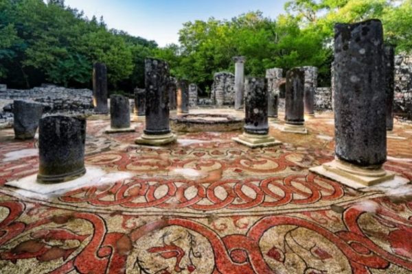 i resti dell'antico teatro Romano di Saranda