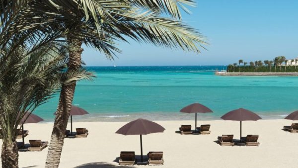 la spiaggia del The Chedi El Gouna resort in Mar Rosso